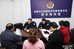 戴奇戴黑臂章纪念埃弗顿主场身亡工人遭到调侃，天空体育随后道歉